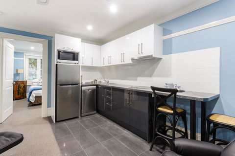 Blue Door Apartments - Accommodation Main Beach 3