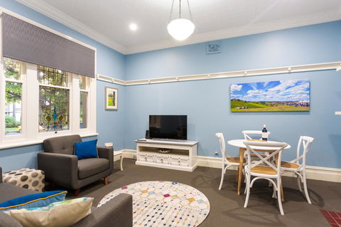 Blue Door Apartments - Accommodation Main Beach 2