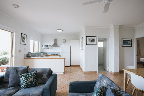 Canal Rocks Beachfront Apartments - Accommodation Main Beach 36