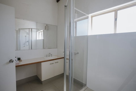 Canal Rocks Beachfront Apartments - Accommodation Main Beach 13