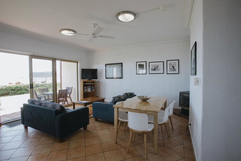 Canal Rocks Beachfront Apartments - Accommodation Main Beach 8