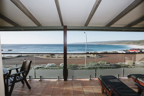 Canal Rocks Beachfront Apartments - Accommodation Main Beach 0