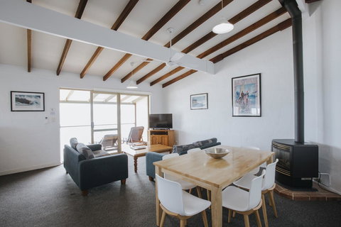 Canal Rocks Beachfront Apartments - Accommodation Main Beach 22