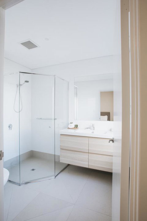 Canal Rocks Beachfront Apartments - Accommodation Main Beach 40