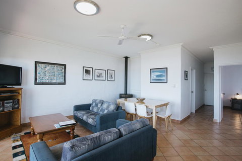 Canal Rocks Beachfront Apartments - Accommodation Main Beach 9