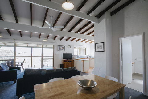 Canal Rocks Beachfront Apartments - Accommodation Main Beach 16