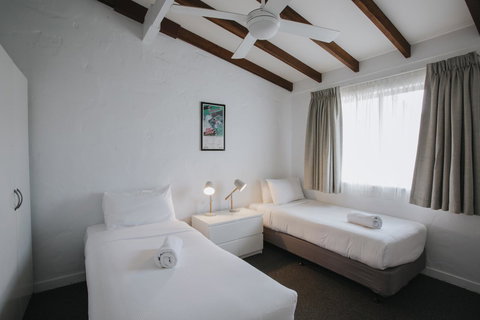 Canal Rocks Beachfront Apartments - Accommodation Main Beach 17