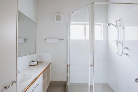 Canal Rocks Beachfront Apartments - Accommodation Main Beach 1