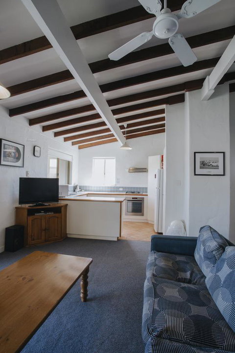 Canal Rocks Beachfront Apartments - Accommodation Main Beach 11