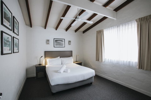 Canal Rocks Beachfront Apartments - Accommodation Main Beach 3