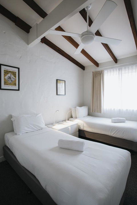 Canal Rocks Beachfront Apartments - Accommodation Main Beach 37