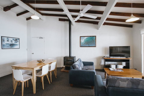 Canal Rocks Beachfront Apartments - Accommodation Main Beach 2