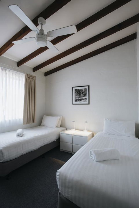 Canal Rocks Beachfront Apartments - Accommodation Main Beach 12