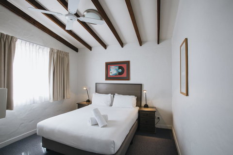 Canal Rocks Beachfront Apartments - Accommodation Main Beach 14