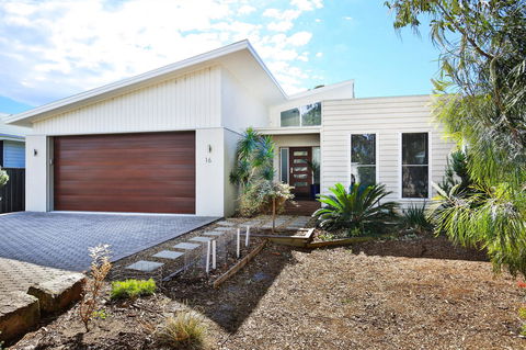 Calming Waters - Pet Friendly - Community Pool - Accommodation Main Beach 38