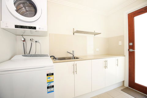 Calming Waters - Pet Friendly - Community Pool - Accommodation Main Beach 24