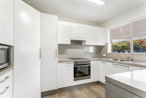 Laman Lodge, Unit 2, 15 Laman Street - Accommodation Main Beach 7