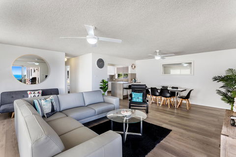 Laman Lodge, Unit 2, 15 Laman Street - Accommodation Main Beach 3