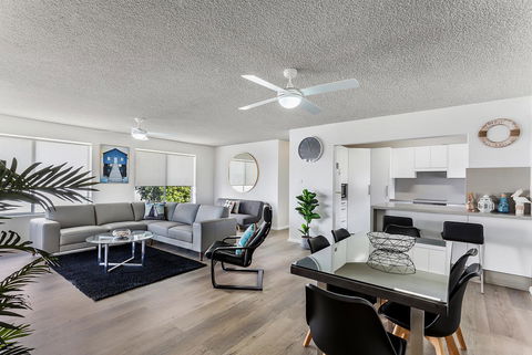 Laman Lodge, Unit 2, 15 Laman Street - Accommodation Main Beach 2