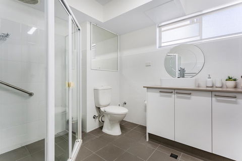 Laman Lodge, Unit 2, 15 Laman Street - Accommodation Main Beach 11