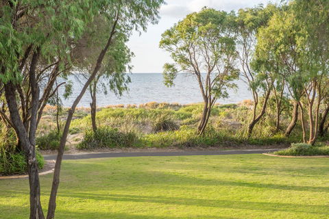 Cape View Beach Resort - Accommodation Main Beach 13