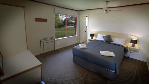 Karri Mia Chalets And Studios - Accommodation Main Beach 20
