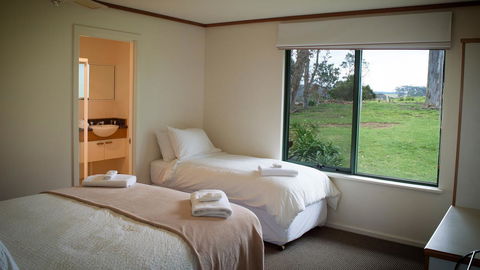 Karri Mia Chalets And Studios - Accommodation Main Beach 10