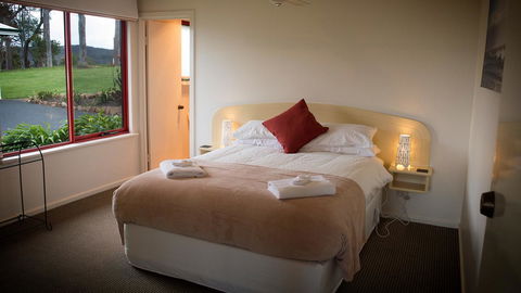 Karri Mia Chalets And Studios - Accommodation Main Beach 7