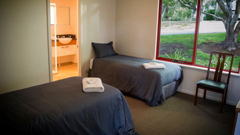 Karri Mia Chalets And Studios - Accommodation Main Beach 16