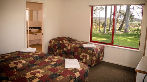 Karri Mia Chalets And Studios - Accommodation Main Beach 14