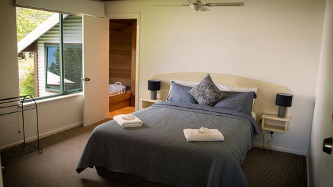 Karri Mia Chalets And Studios - Accommodation Main Beach 18