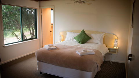 Karri Mia Chalets And Studios - Accommodation Main Beach 11