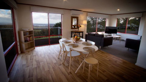 Karri Mia Chalets And Studios - Accommodation Main Beach 4
