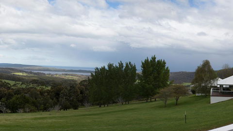 Karri Mia Chalets And Studios - Accommodation Main Beach 5