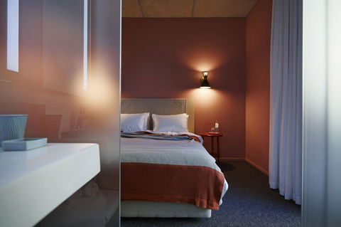 Alex Hotel - Accommodation Main Beach 16