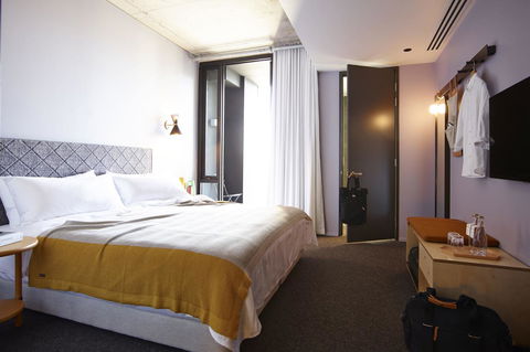 Alex Hotel - Accommodation Main Beach 2