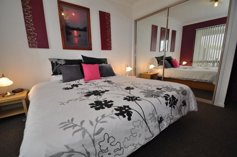 Beachfront Apartments - Accommodation Main Beach 1