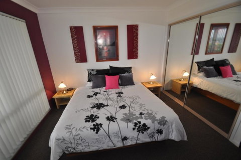 Beachfront Apartments - Accommodation Main Beach 5