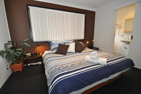 Beachfront Apartments - Accommodation Main Beach 8