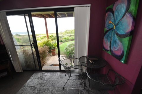 Beachfront Apartments - Accommodation Main Beach 9
