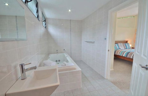 Crescent Head Spa Villa - Accommodation Main Beach 14