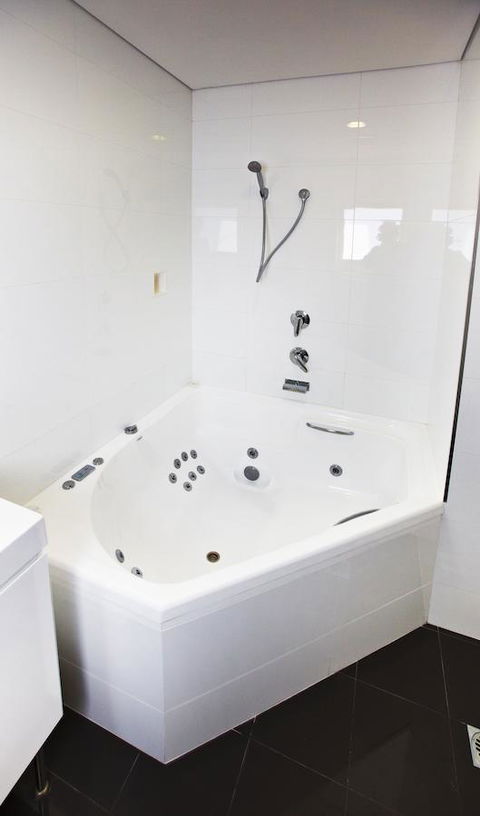 Jesmond Executive Villas - Accommodation Main Beach 37
