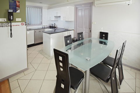 Jesmond Executive Villas - Accommodation Main Beach 35