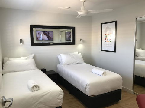 Jesmond Executive Villas - Accommodation Main Beach 2