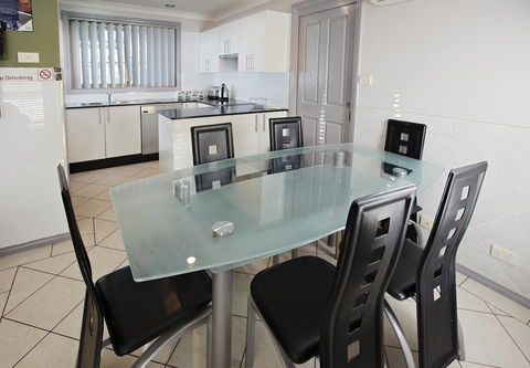 Jesmond Executive Villas - Accommodation Main Beach 36