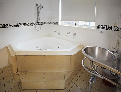 Jesmond Executive Villas - Accommodation Main Beach 30