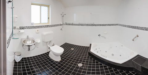 Jesmond Executive Villas - Accommodation Main Beach 25