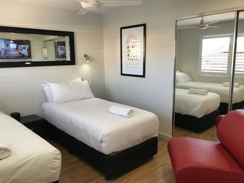 Jesmond Executive Villas - Accommodation Main Beach 3