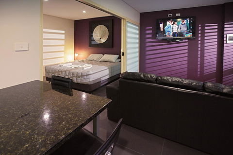 Jesmond Executive Villas - Accommodation Main Beach 28