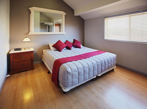 Jesmond Executive Villas - Accommodation Main Beach 33